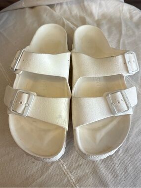 Birkenstock Women’s white Arizona Essentials EVA plastic sandal. Size 39